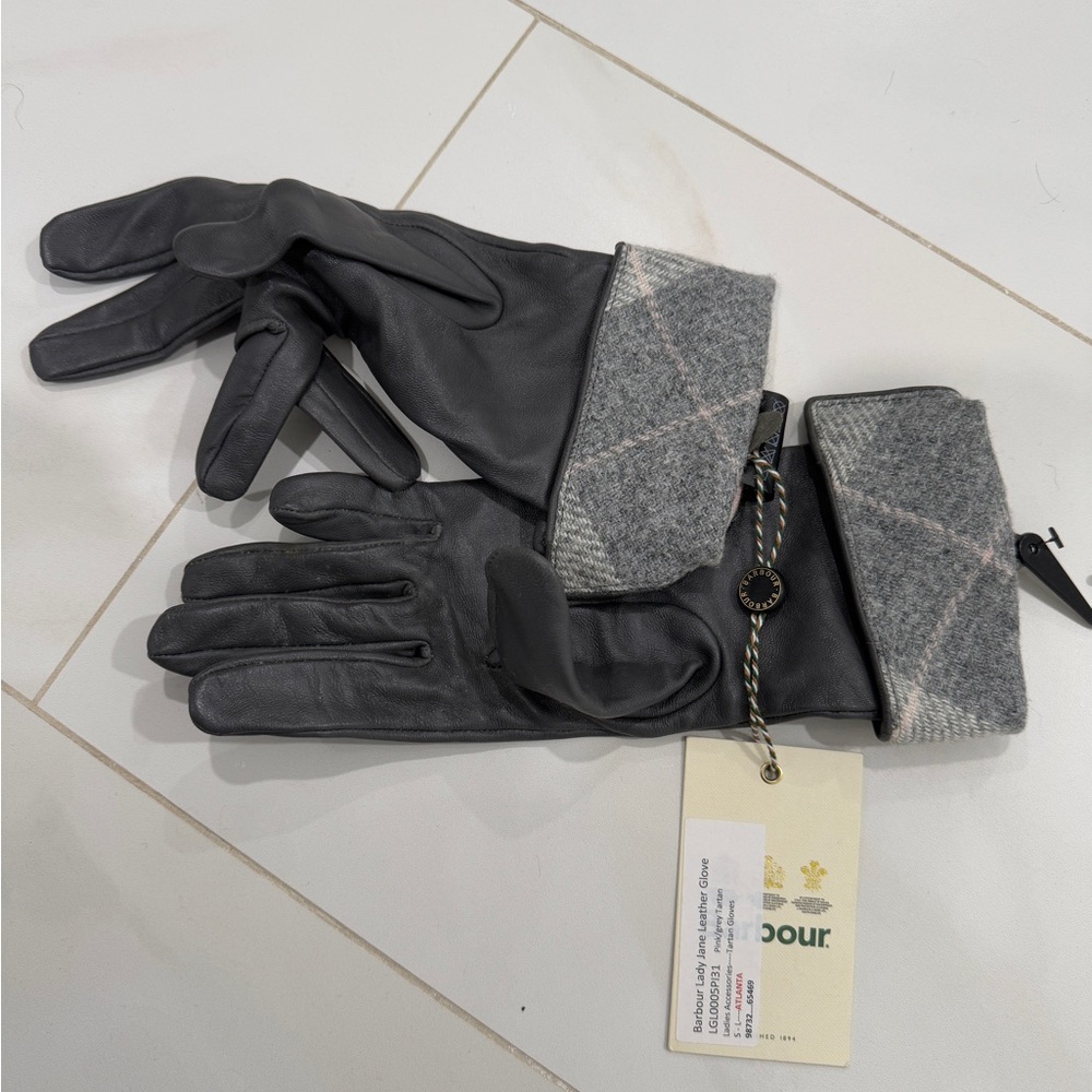 Beautiful gray leathered lined Barbour gloves